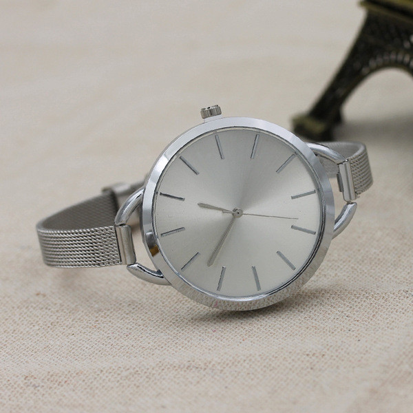 Stilīgs sieviešu pulkstenis ar plānu metāla siksniņu