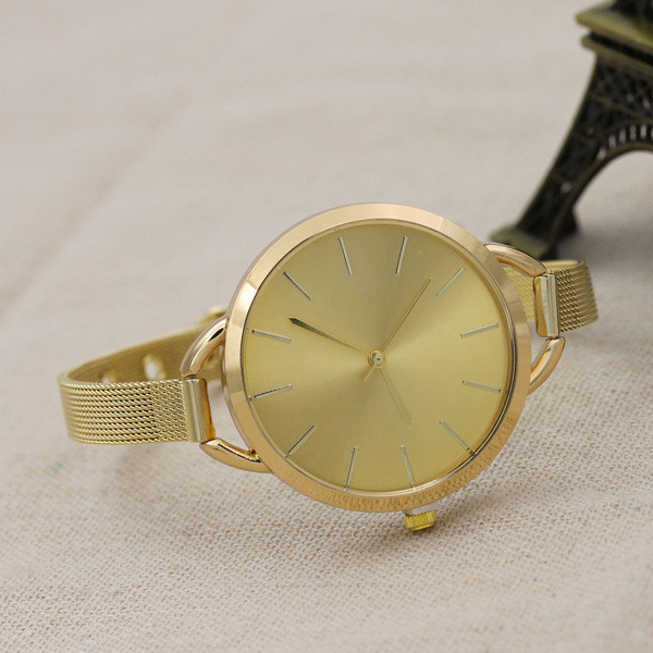 Stilīgs sieviešu pulkstenis ar plānu metāla siksniņu