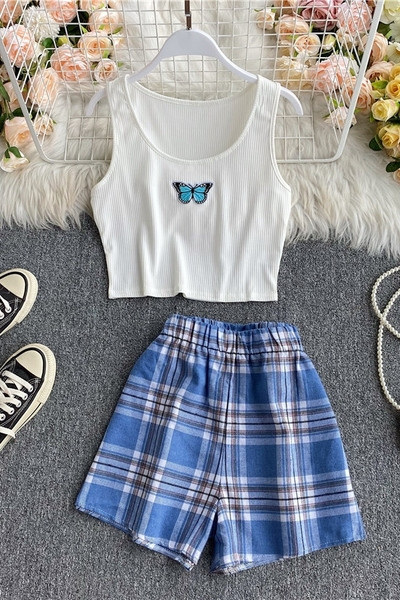 Ženski casual set koji uključuje majicu bez rukava i karirane kratke hlače