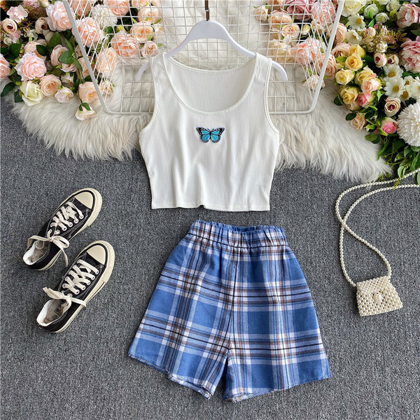 Ženski casual set koji uključuje majicu bez rukava i karirane kratke hlače