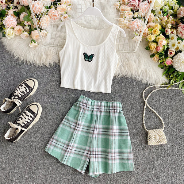 Ženski casual set koji uključuje majicu bez rukava i karirane kratke hlače