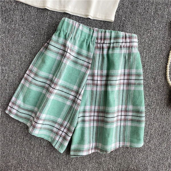 Ženski casual set koji uključuje majicu bez rukava i karirane kratke hlače