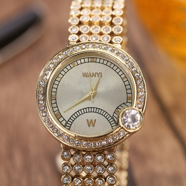 Stilīgs sieviešu pulkstenis ar akmeņu tipa rokassprādzi
