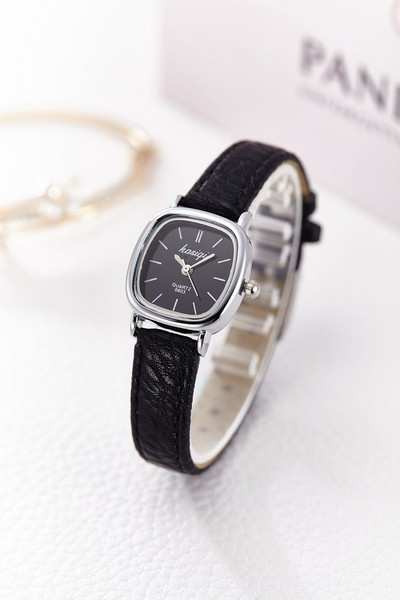 Nahast rihmaga retrokvartsist naiste käekell