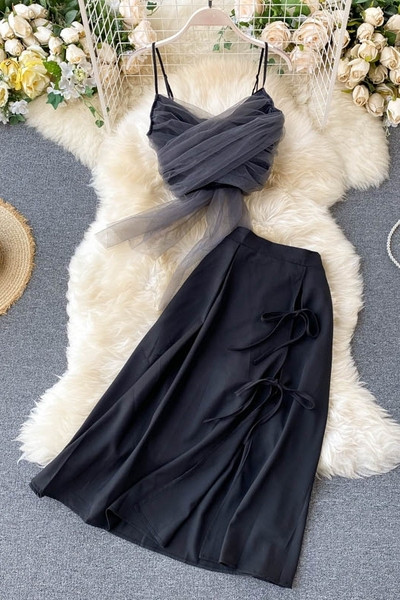 Moderns sieviešu svārku komplekts un īss tops ar tillu un plānām lencītēm