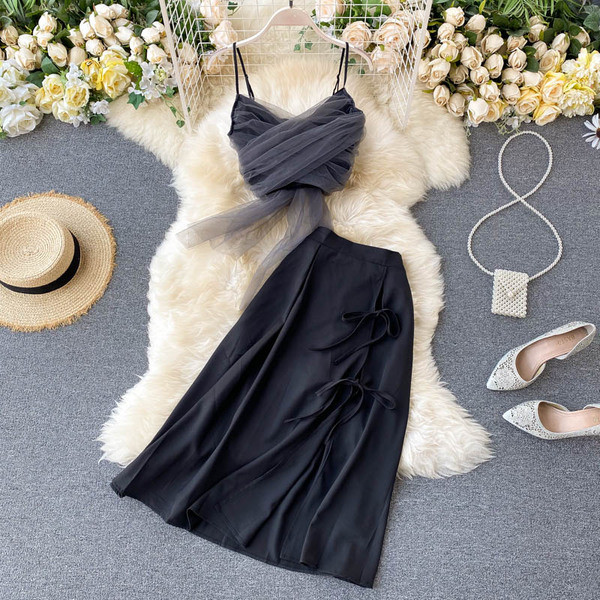 Moderns sieviešu svārku komplekts un īss tops ar tillu un plānām lencītēm