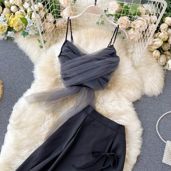 Moderns sieviešu svārku komplekts un īss tops ar tillu un plānām lencītēm