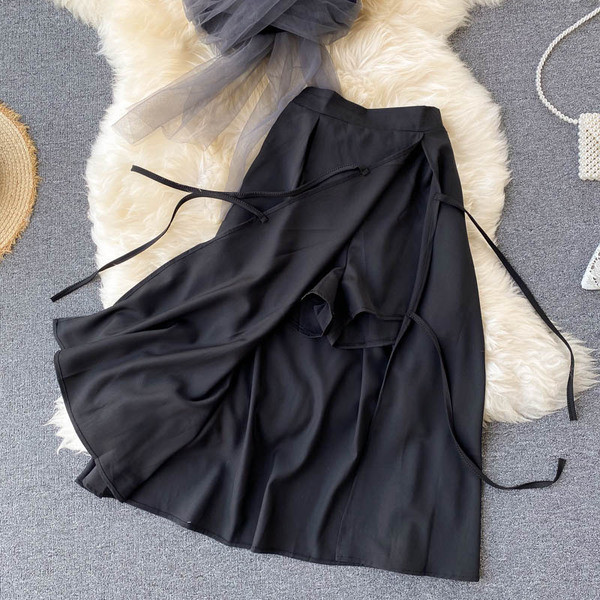 Moderns sieviešu svārku komplekts un īss tops ar tillu un plānām lencītēm