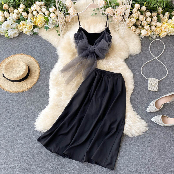 Moderns sieviešu svārku komplekts un īss tops ar tillu un plānām lencītēm