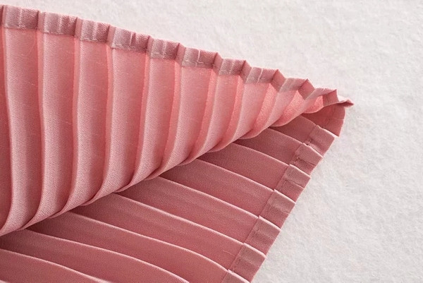 Női rövidnadrág magas derékkal - redőzött modell