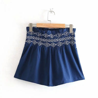 Jauns sieviešu šortu modelis ar augstu vidukli un izšuvumu