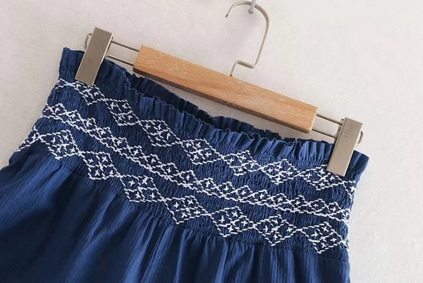 Jauns sieviešu šortu modelis ar augstu vidukli un izšuvumu