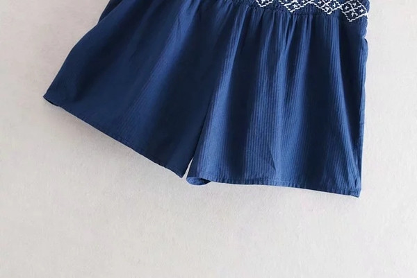 Jauns sieviešu šortu modelis ar augstu vidukli un izšuvumu