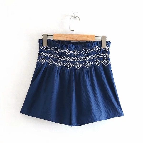 Jauns sieviešu šortu modelis ar augstu vidukli un izšuvumu