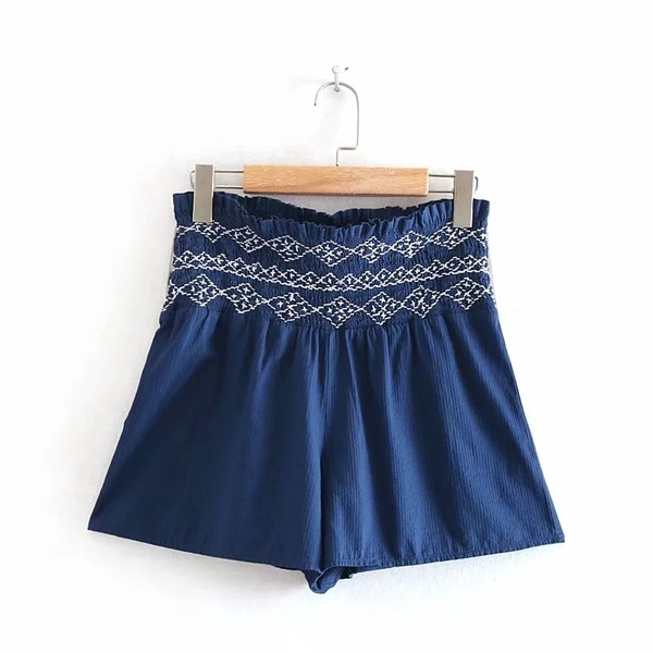 Jauns sieviešu šortu modelis ar augstu vidukli un izšuvumu