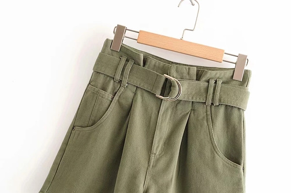 Moderni sieviešu šorti - ar jostiņu un kabatām