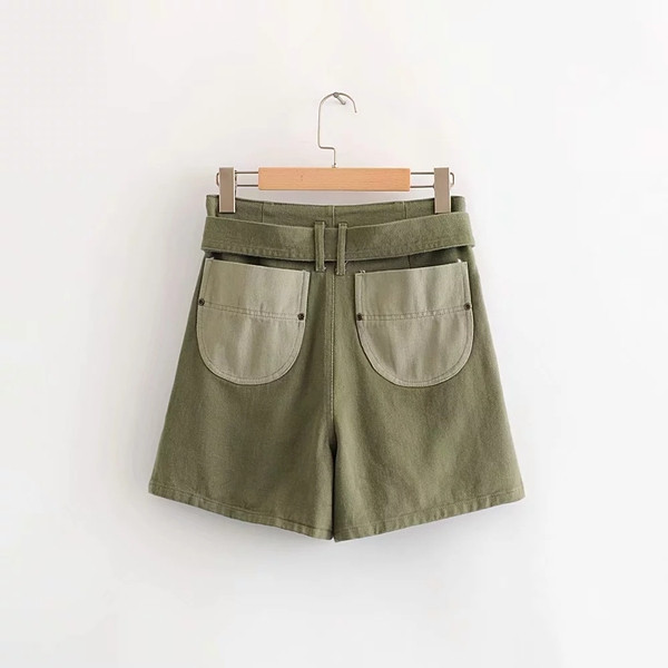 Moderni sieviešu šorti - ar jostiņu un kabatām