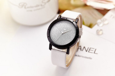 Pulkstenis ar spīdīgām daļiņām un ādas siksniņu