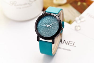 Pulkstenis ar spīdīgām daļiņām un ādas siksniņu