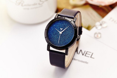 Pulkstenis ar spīdīgām daļiņām un ādas siksniņu