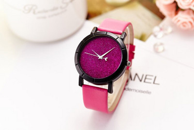 Pulkstenis ar spīdīgām daļiņām un ādas siksniņu