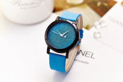 Pulkstenis ar spīdīgām daļiņām un ādas siksniņu