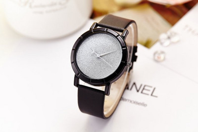 Pulkstenis ar spīdīgām daļiņām un ādas siksniņu