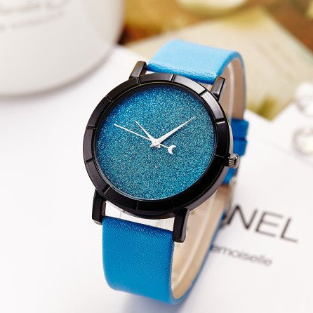 Pulkstenis ar spīdīgām daļiņām un ādas siksniņu