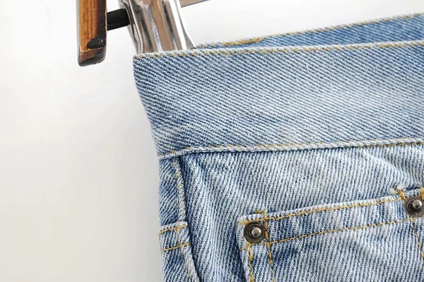 Sieviešu džinsa šorti ar saplēstiem elementiem