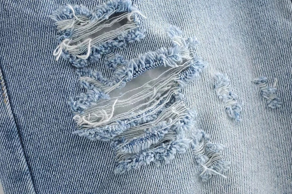 Sieviešu džinsa šorti ar saplēstiem elementiem