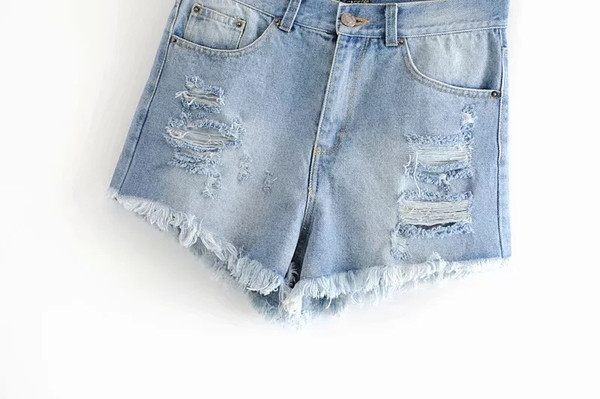 Sieviešu džinsa šorti ar saplēstiem elementiem