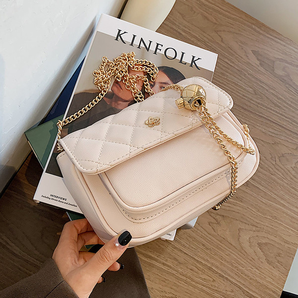 Moderns sieviešu komplekts no eko ādas ar garu metāla ķēdīti