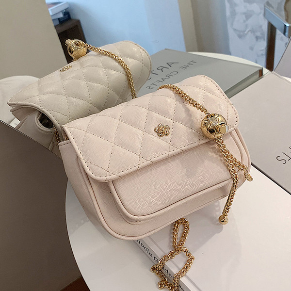 Moderns sieviešu komplekts no eko ādas ar garu metāla ķēdīti