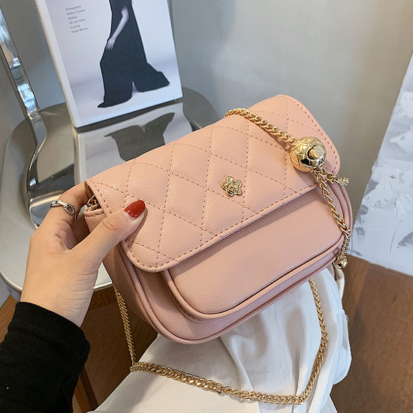 Moderns sieviešu komplekts no eko ādas ar garu metāla ķēdīti