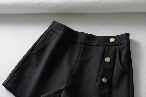 Moodsad naiste lühikesed nööpidega püksid