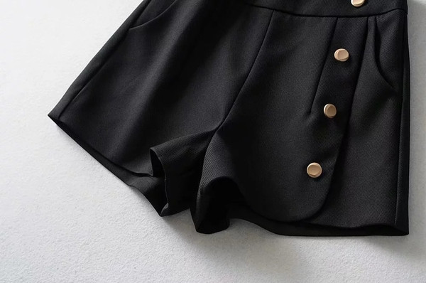 Moodsad naiste lühikesed nööpidega püksid