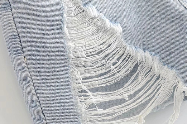 Jauns sieviešu džinsa šortu modelis ar saplēstiem motīviem zilā krāsā