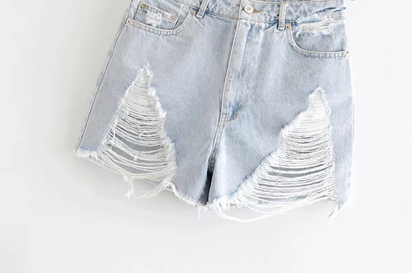 Jauns sieviešu džinsa šortu modelis ar saplēstiem motīviem zilā krāsā