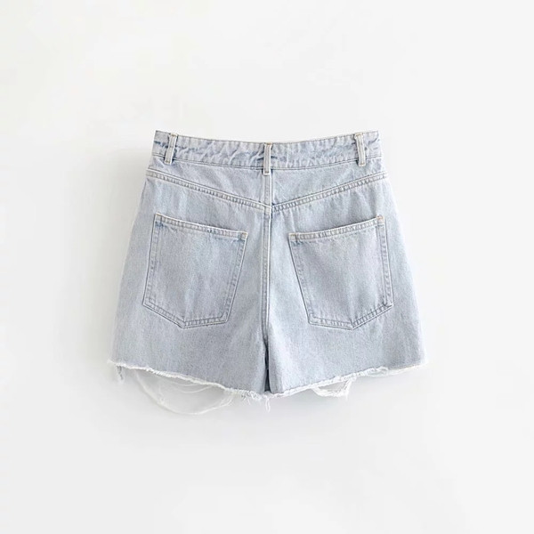 Jauns sieviešu džinsa šortu modelis ar saplēstiem motīviem zilā krāsā