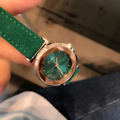 Moodne seemisnahast rihmaga naiste käekell