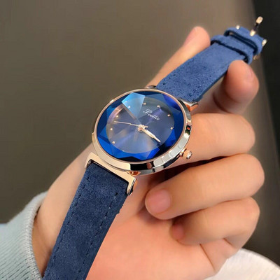 Moodne seemisnahast rihmaga naiste käekell