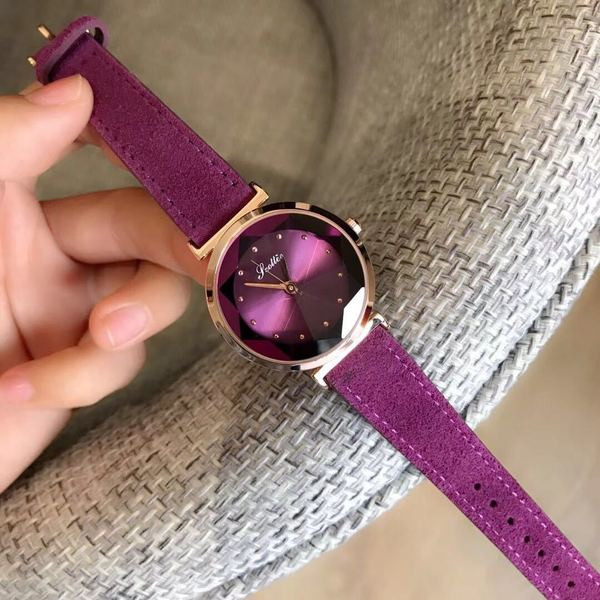 Moodne seemisnahast rihmaga naiste käekell