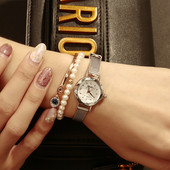 Pulkstenis ar plānu metāla siksniņu