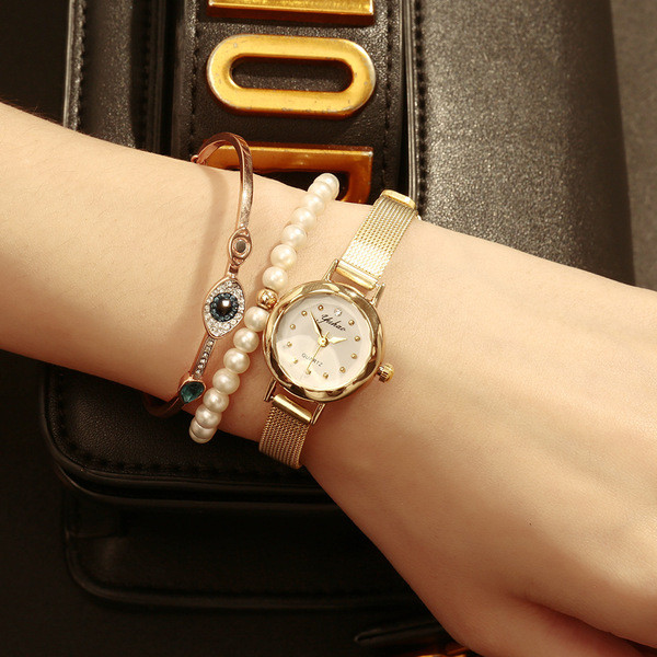 Pulkstenis ar plānu metāla siksniņu