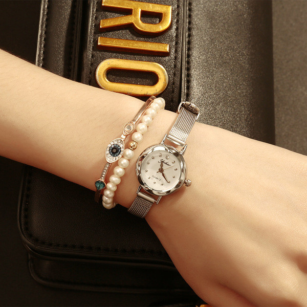 Pulkstenis ar plānu metāla siksniņu