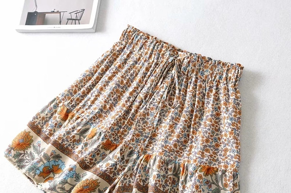 Lillemotiividega vabaaja naiste lühikesed püksid