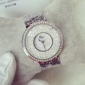 Metāla sieviešu pulkstenis ar akmeņiem