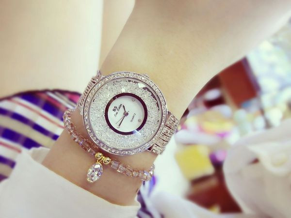 Metāla sieviešu pulkstenis ar akmeņiem