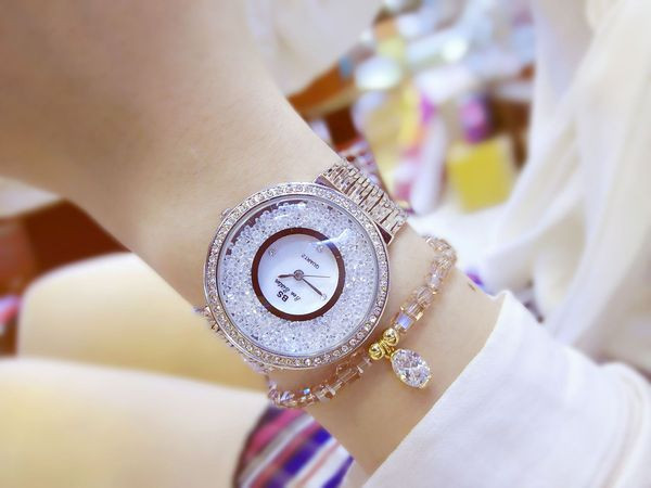 Metāla sieviešu pulkstenis ar akmeņiem