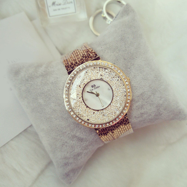 Metāla sieviešu pulkstenis ar akmeņiem